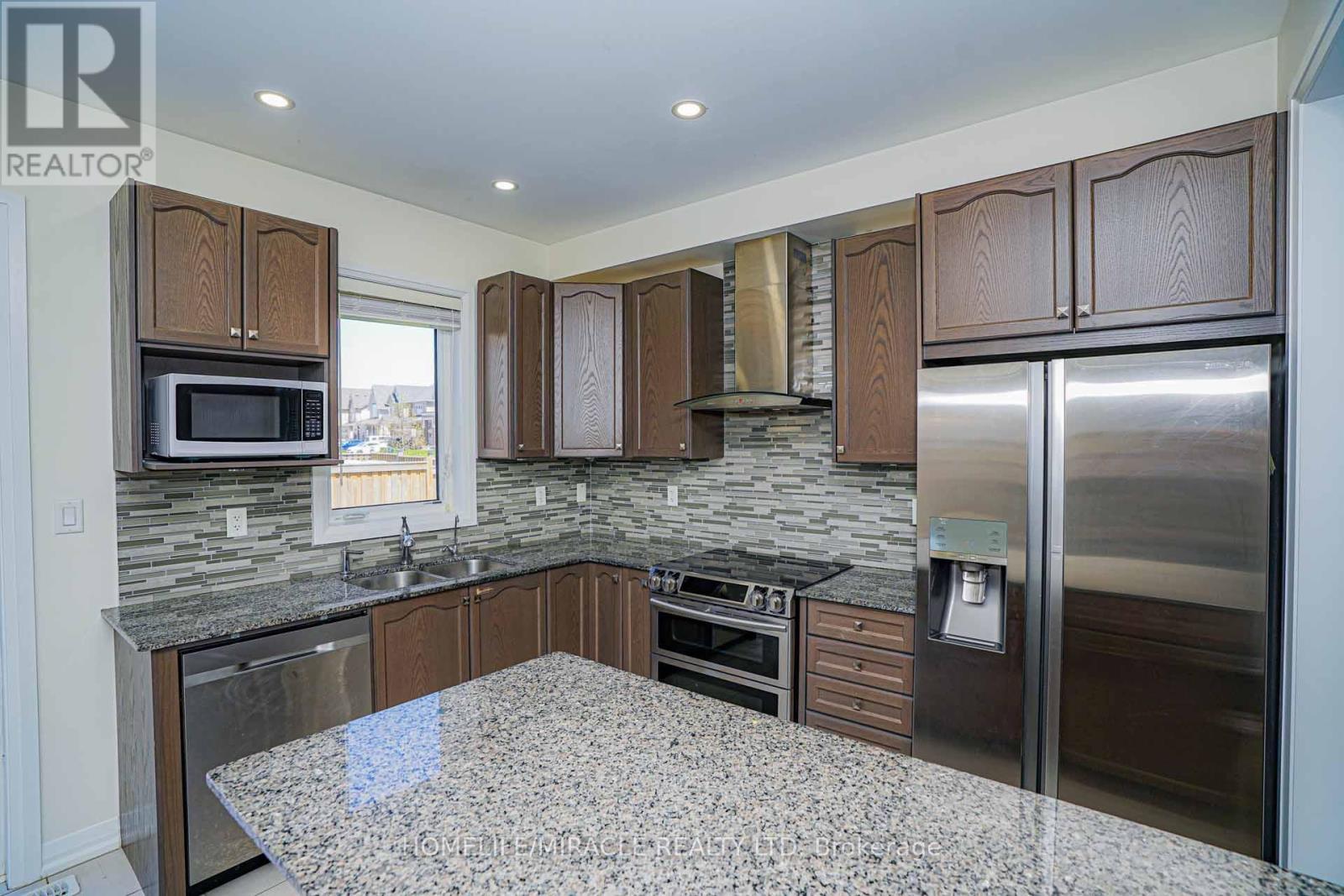35 Drew Brown Boulevard, Orangeville, ON - Indoor Photo Showing Kitchen With Double Sink With Upgraded Kitchen