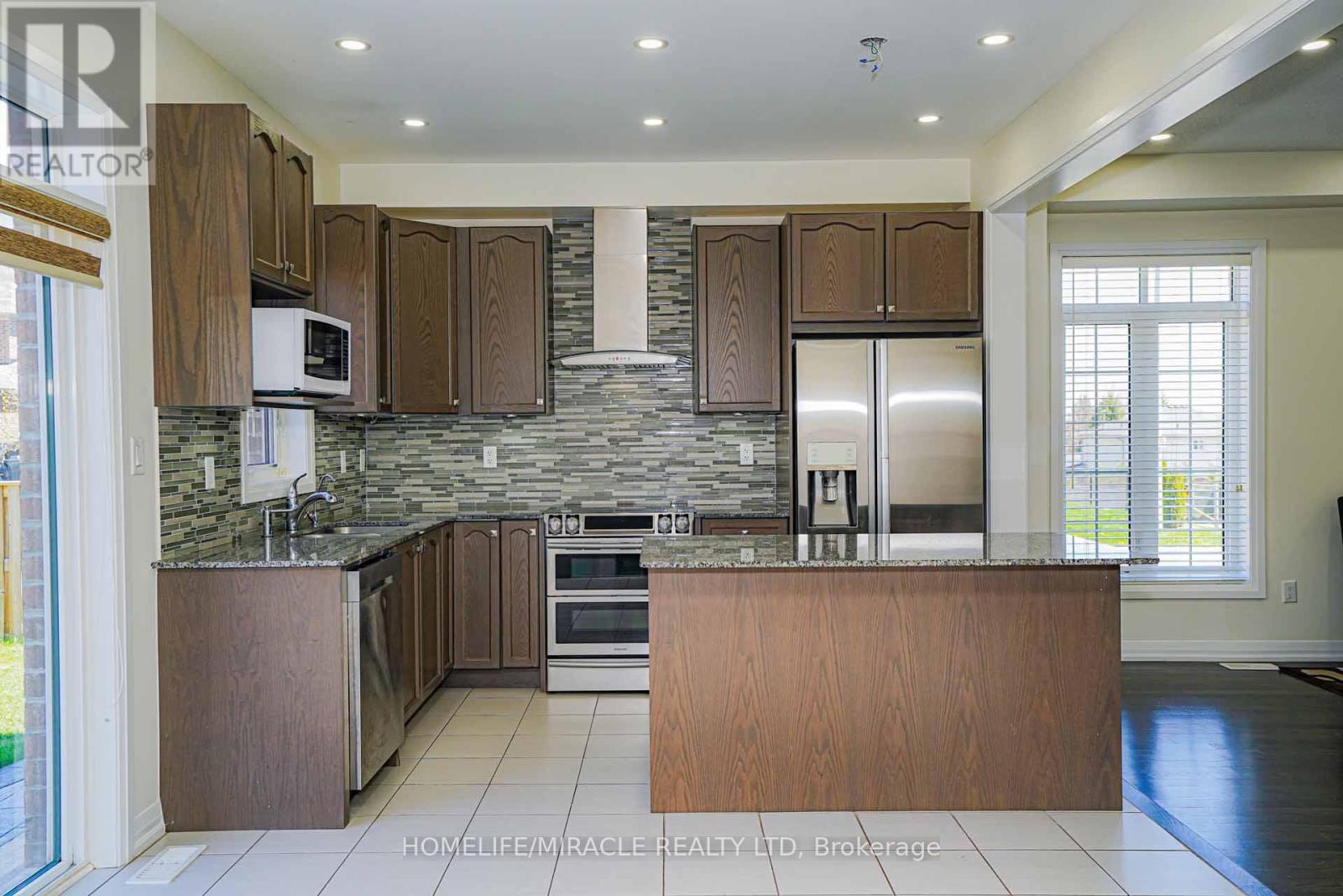 35 Drew Brown Boulevard, Orangeville, ON - Indoor Photo Showing Kitchen With Upgraded Kitchen
