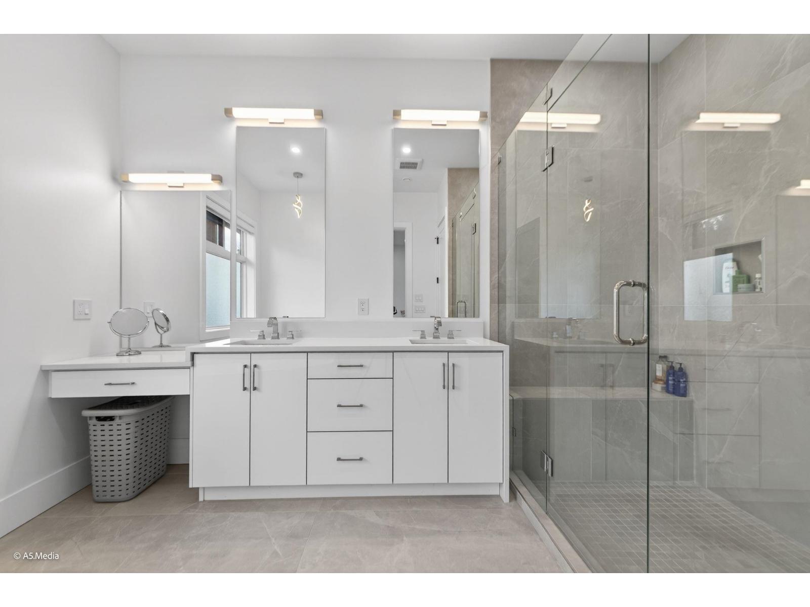 6723 122A Street, Surrey, BC - Indoor Photo Showing Bathroom