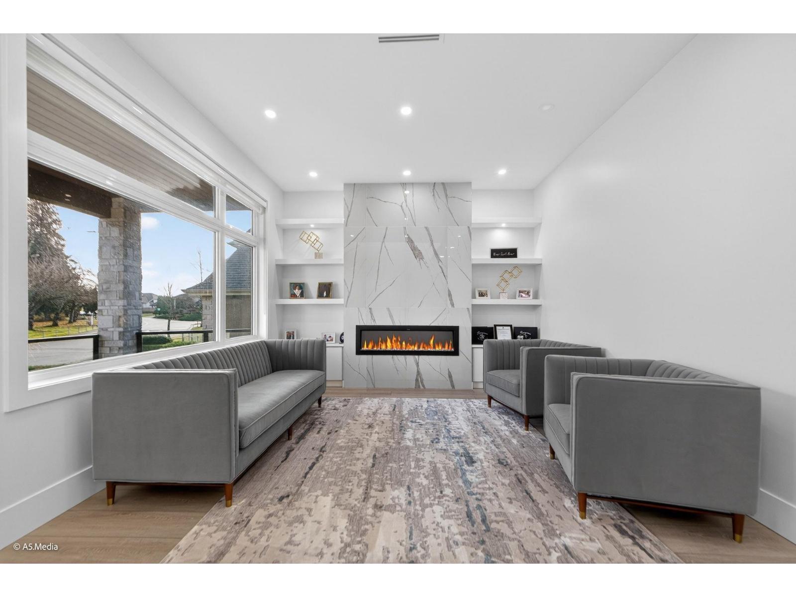 6723 122A Street, Surrey, BC - Indoor Photo Showing Living Room With Fireplace