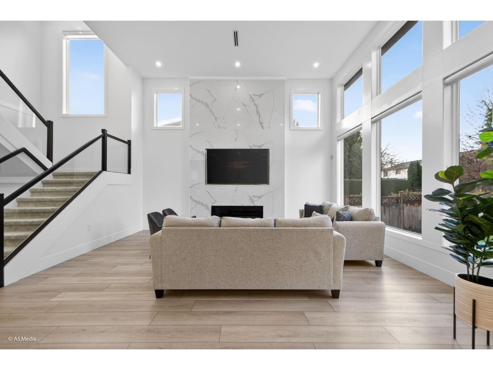 6723 122A Street, Surrey, BC - Indoor Photo Showing Living Room With Fireplace