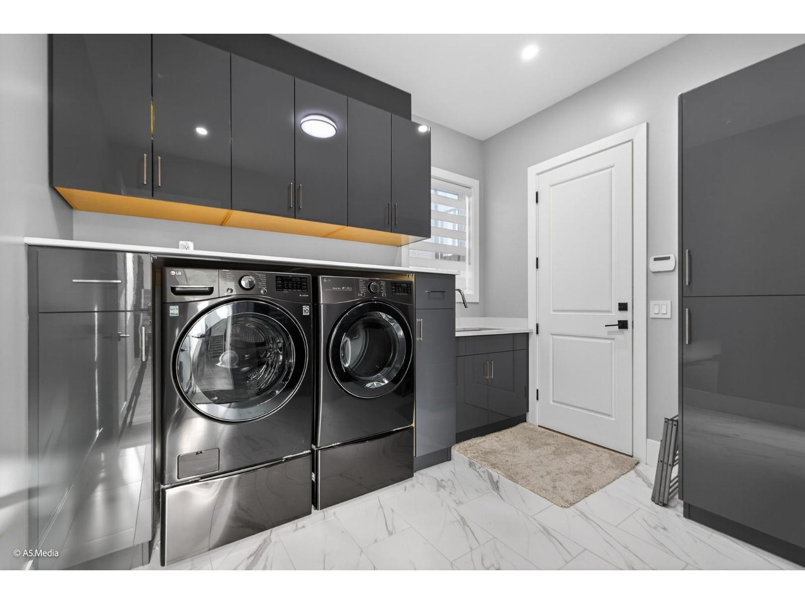 6723 122A Street, Surrey, BC - Indoor Photo Showing Laundry Room