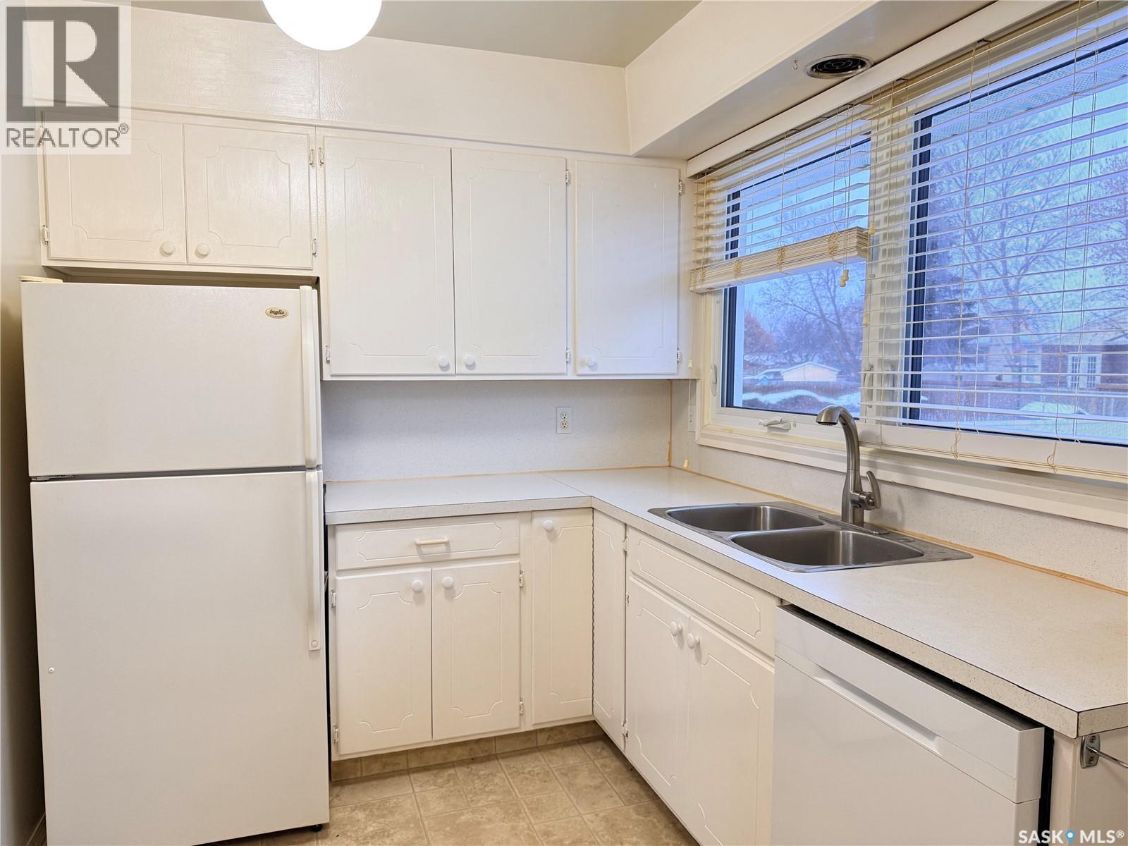 709 Arthur Avenue, Estevan, SK - Indoor Photo Showing Kitchen With Double Sink