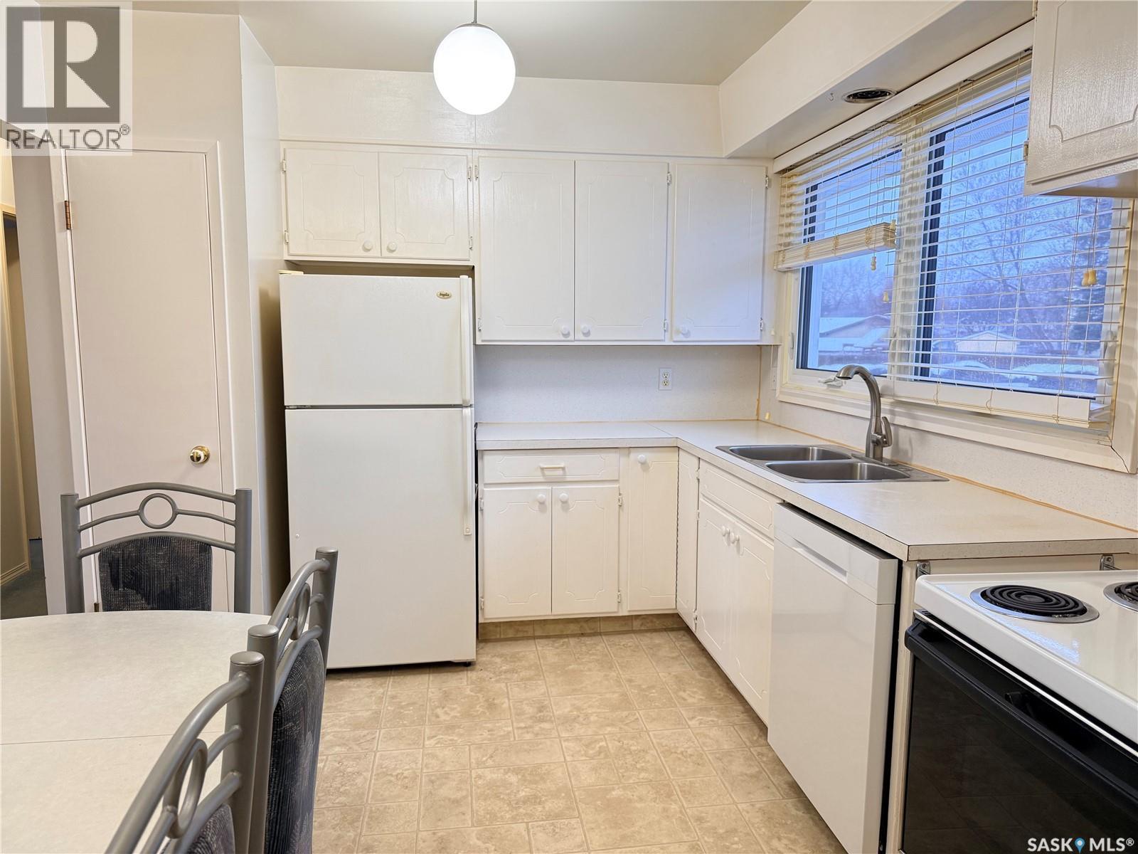 709 Arthur Avenue, Estevan, SK - Indoor Photo Showing Kitchen With Double Sink