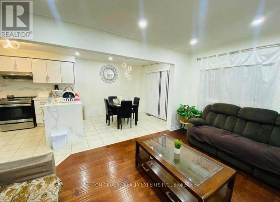 31 Farthingale Crescent, Brampton, ON - Indoor Photo Showing Living Room
