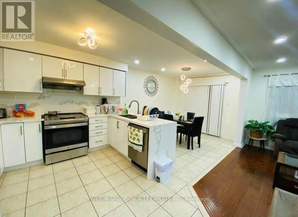 31 Farthingale Crescent, Brampton, ON - Indoor Photo Showing Kitchen With Double Sink
