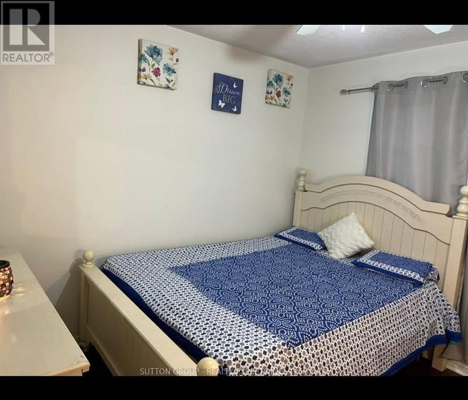 31 Farthingale Crescent, Brampton, ON - Indoor Photo Showing Bedroom