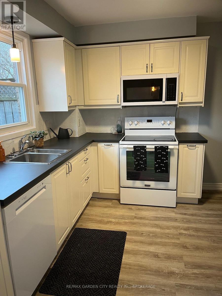 42 Oakmeadow Place, St. Catharines (Lakeshore), ON - Indoor Photo Showing Kitchen With Double Sink