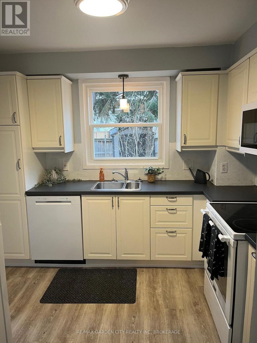 42 Oakmeadow Place, St. Catharines (Lakeshore), ON - Indoor Photo Showing Kitchen With Double Sink