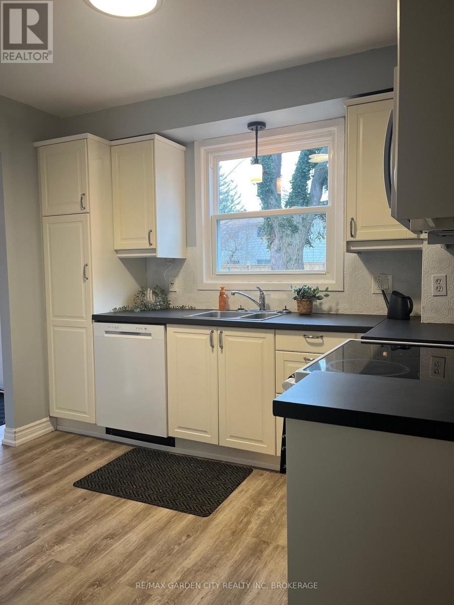 42 Oakmeadow Place, St. Catharines (Lakeshore), ON - Indoor Photo Showing Kitchen