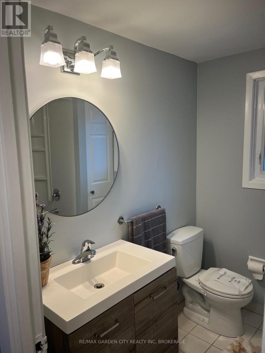 42 Oakmeadow Place, St. Catharines (Lakeshore), ON - Indoor Photo Showing Bathroom