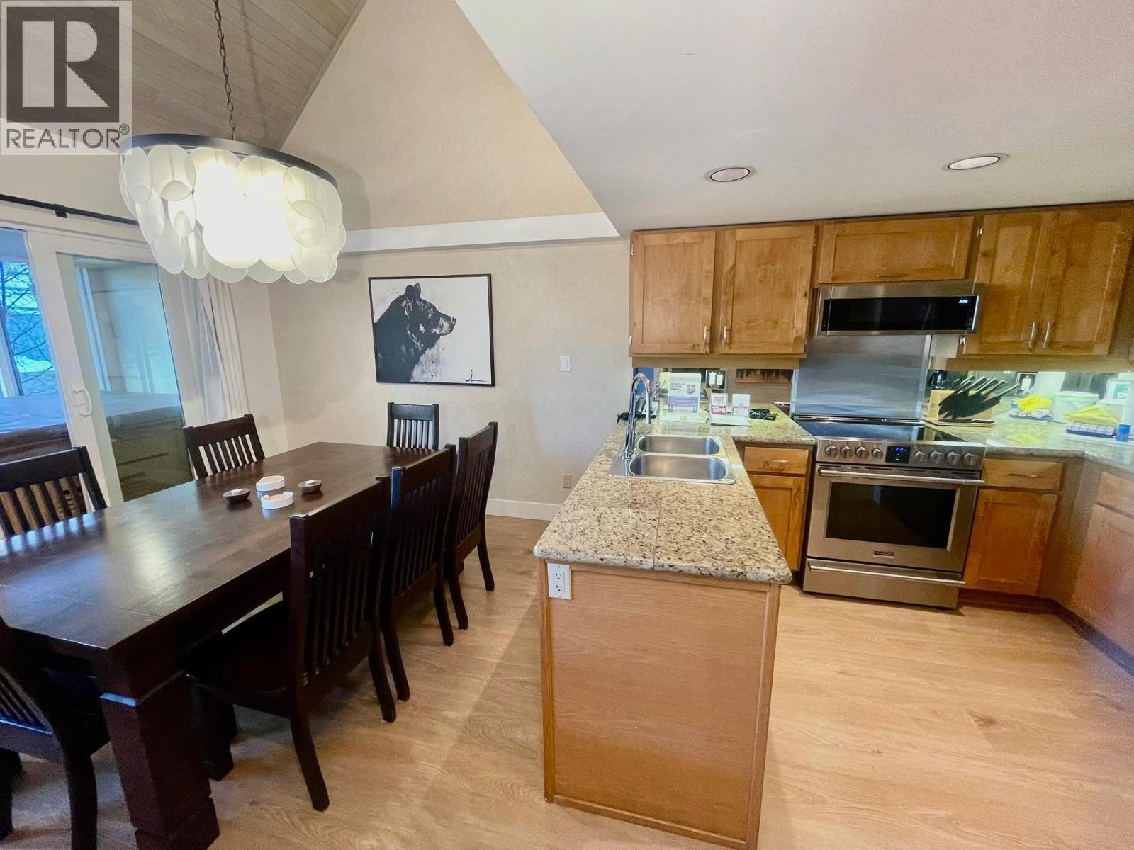 901 (Wk 5)-4293 Mountain Square, Whistler, BC - Indoor Photo Showing Kitchen With Double Sink