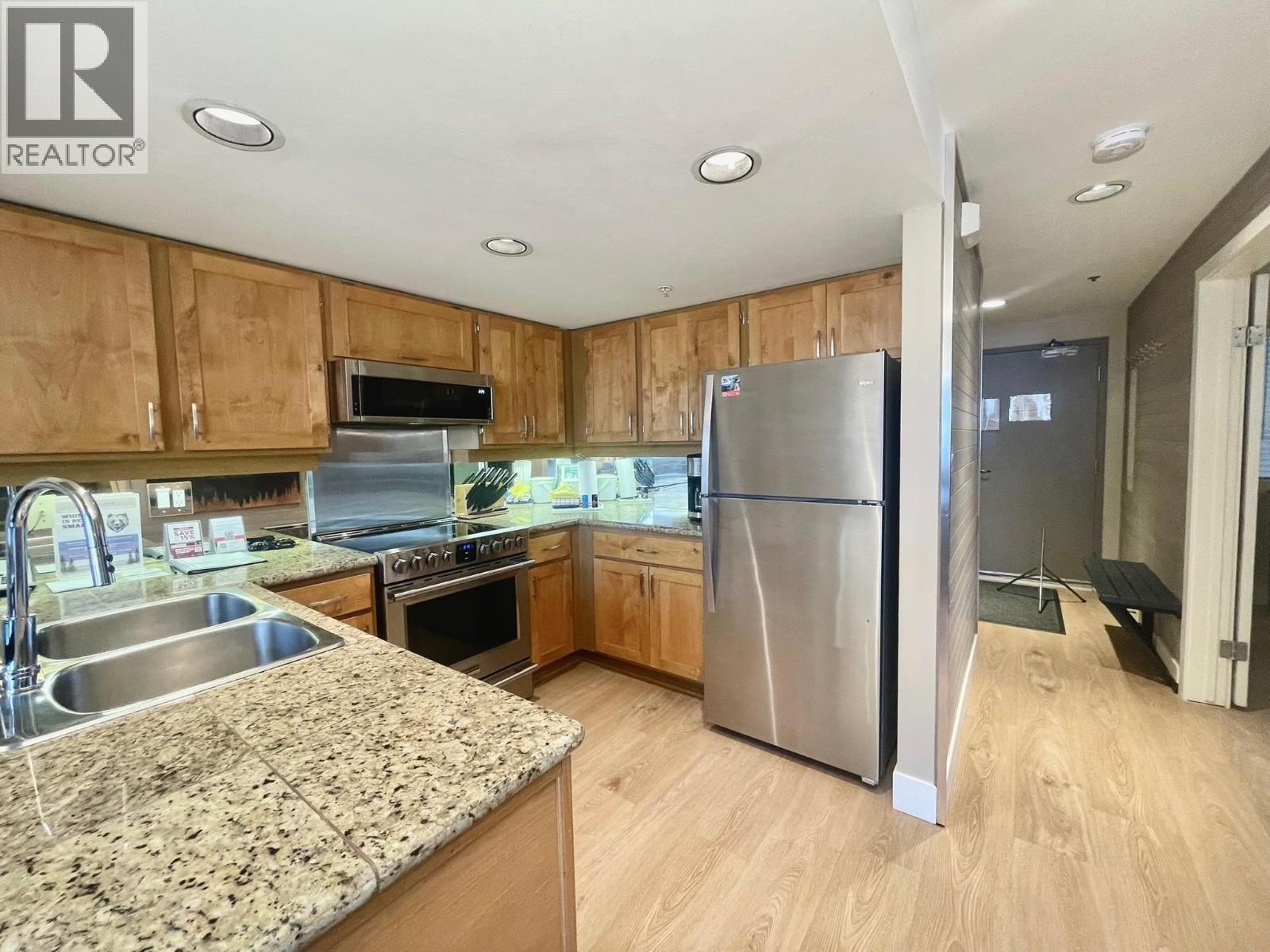 901 (Wk 5)-4293 Mountain Square, Whistler, BC - Indoor Photo Showing Kitchen With Double Sink