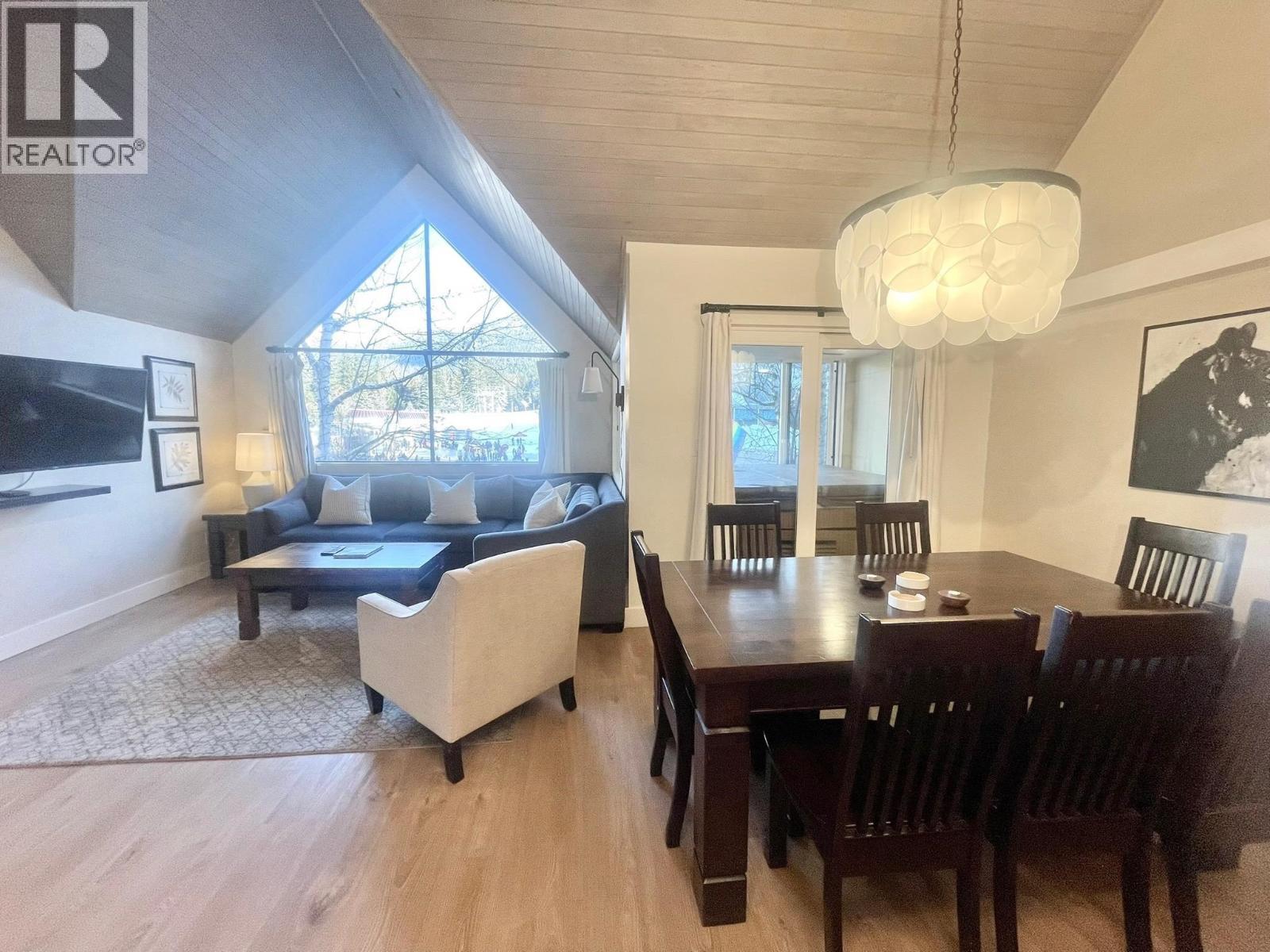 901 (Wk 5)-4293 Mountain Square, Whistler, BC - Indoor Photo Showing Dining Room