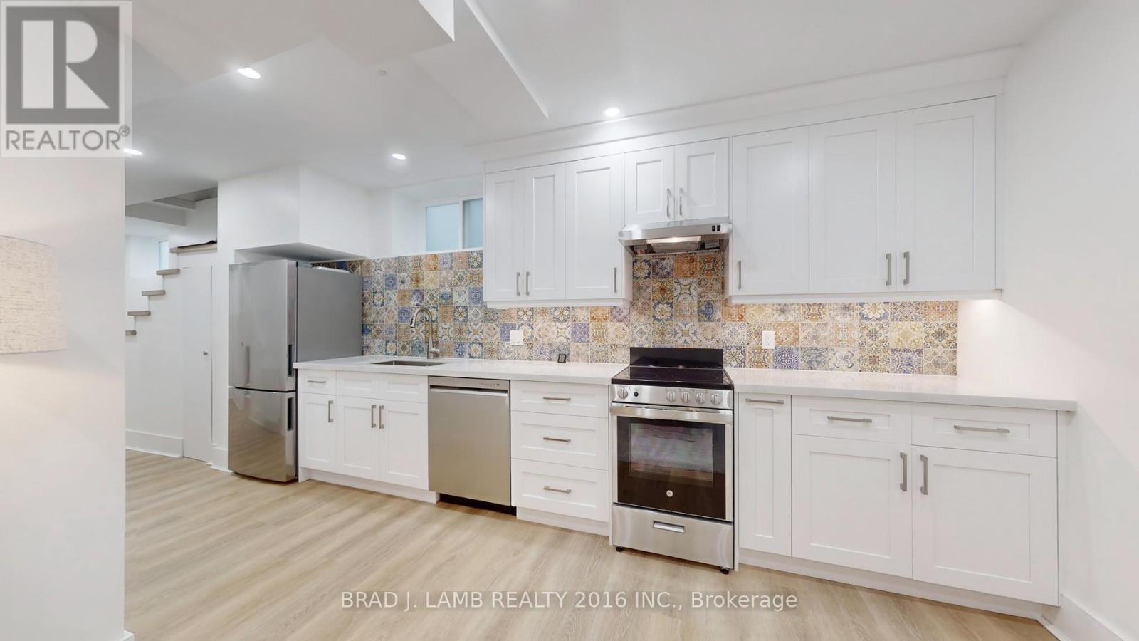 107 Woodbine Avenue, Toronto, ON - Indoor Photo Showing Kitchen With Upgraded Kitchen