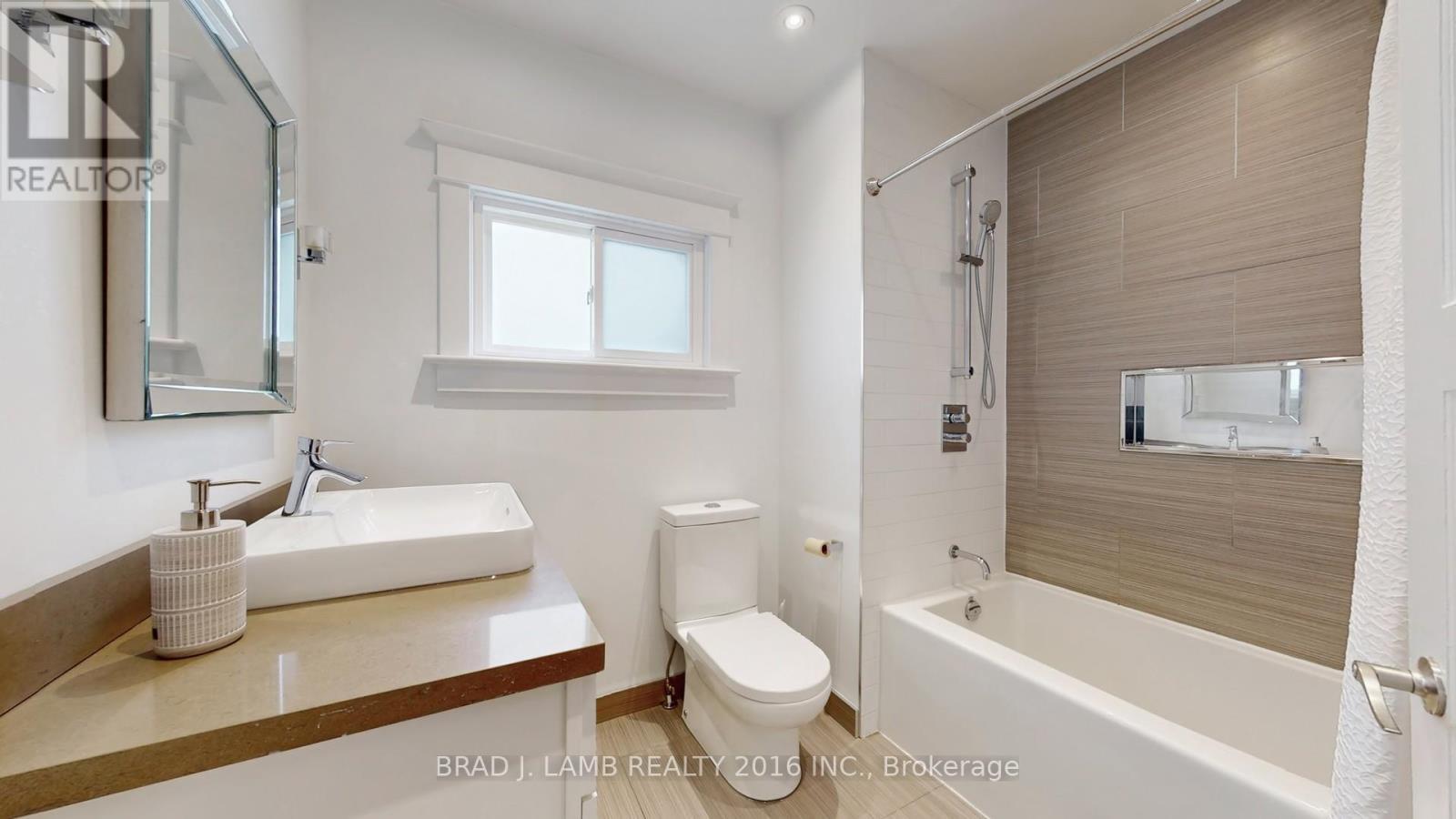 107 Woodbine Avenue, Toronto, ON - Indoor Photo Showing Bathroom
