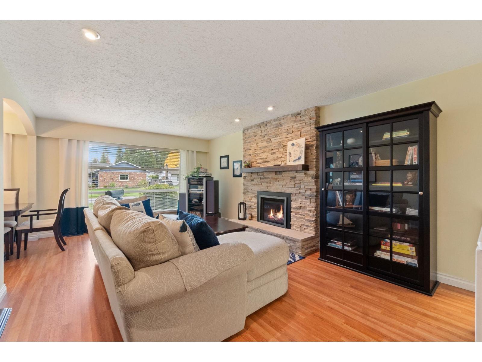 20193 43A Avenue, Langley, BC - Indoor Photo Showing Living Room With Fireplace