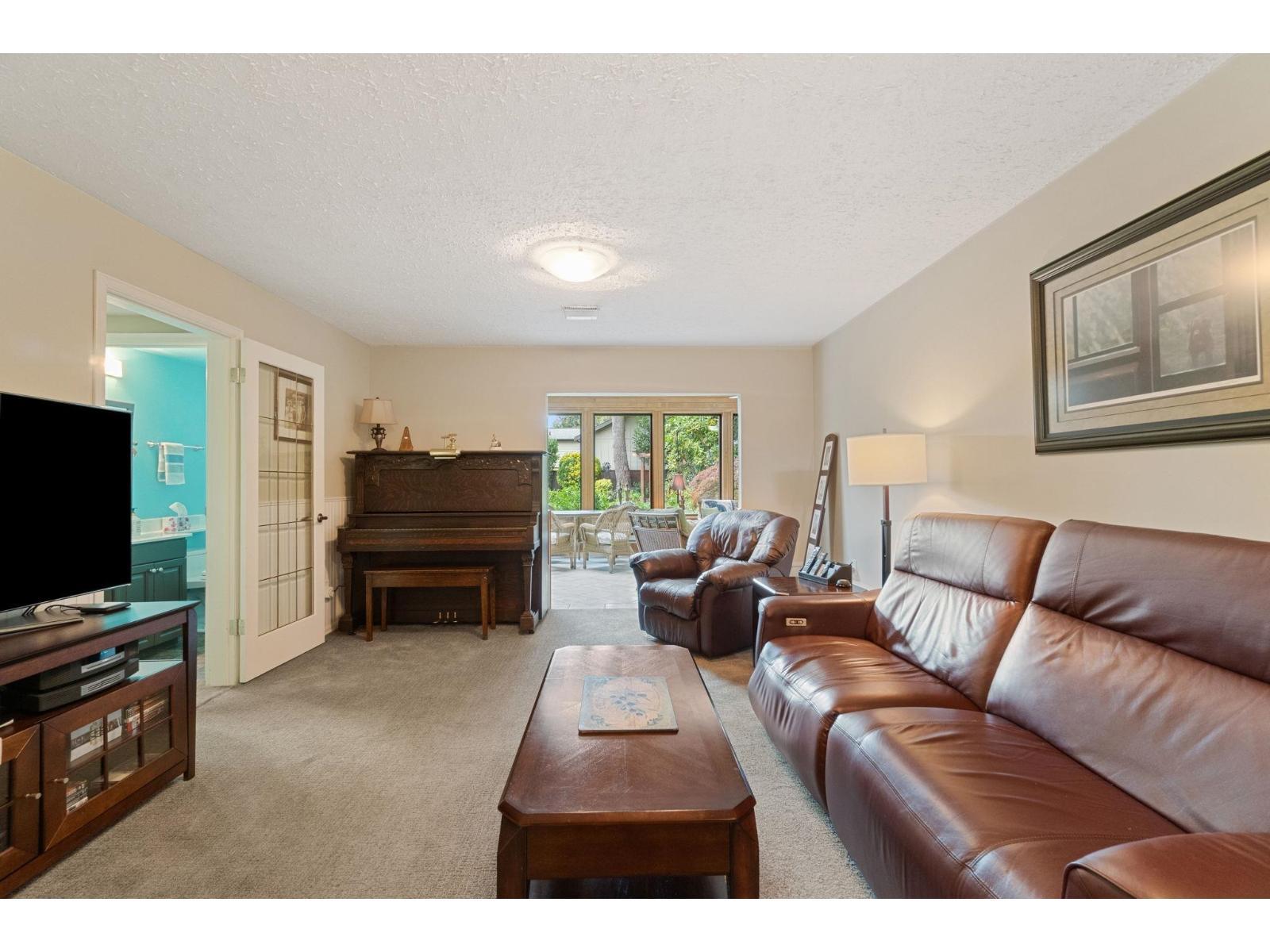 20193 43A Avenue, Langley, BC - Indoor Photo Showing Living Room