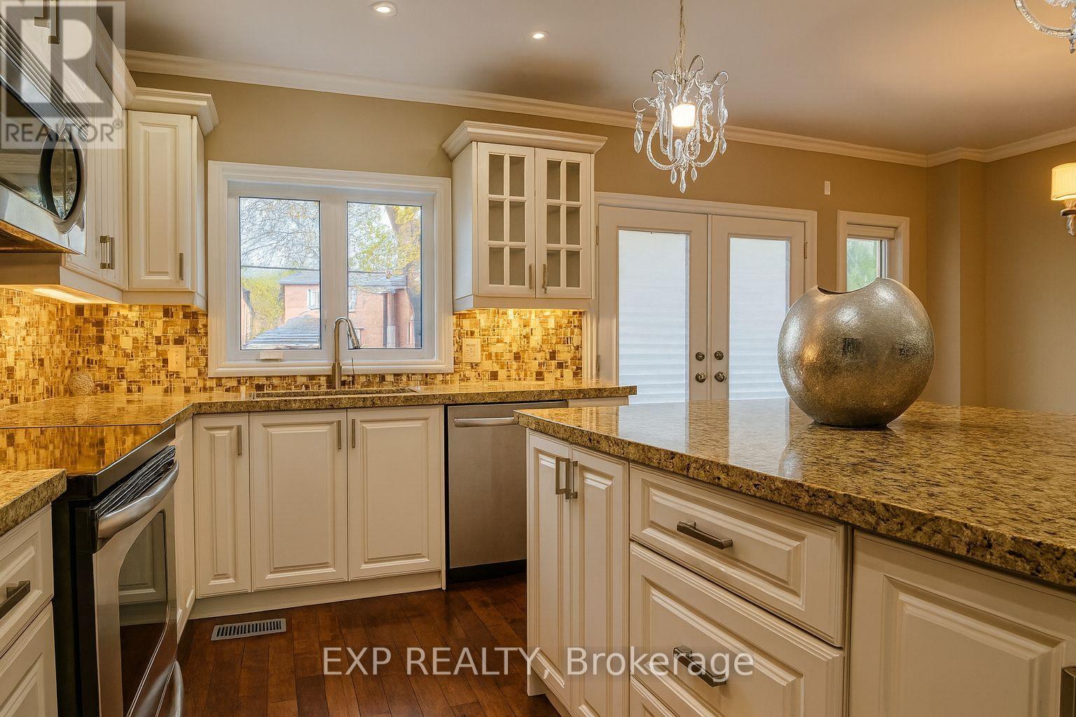 Main - 1291 Pape Avenue, Toronto, ON - Indoor Photo Showing Kitchen With Upgraded Kitchen