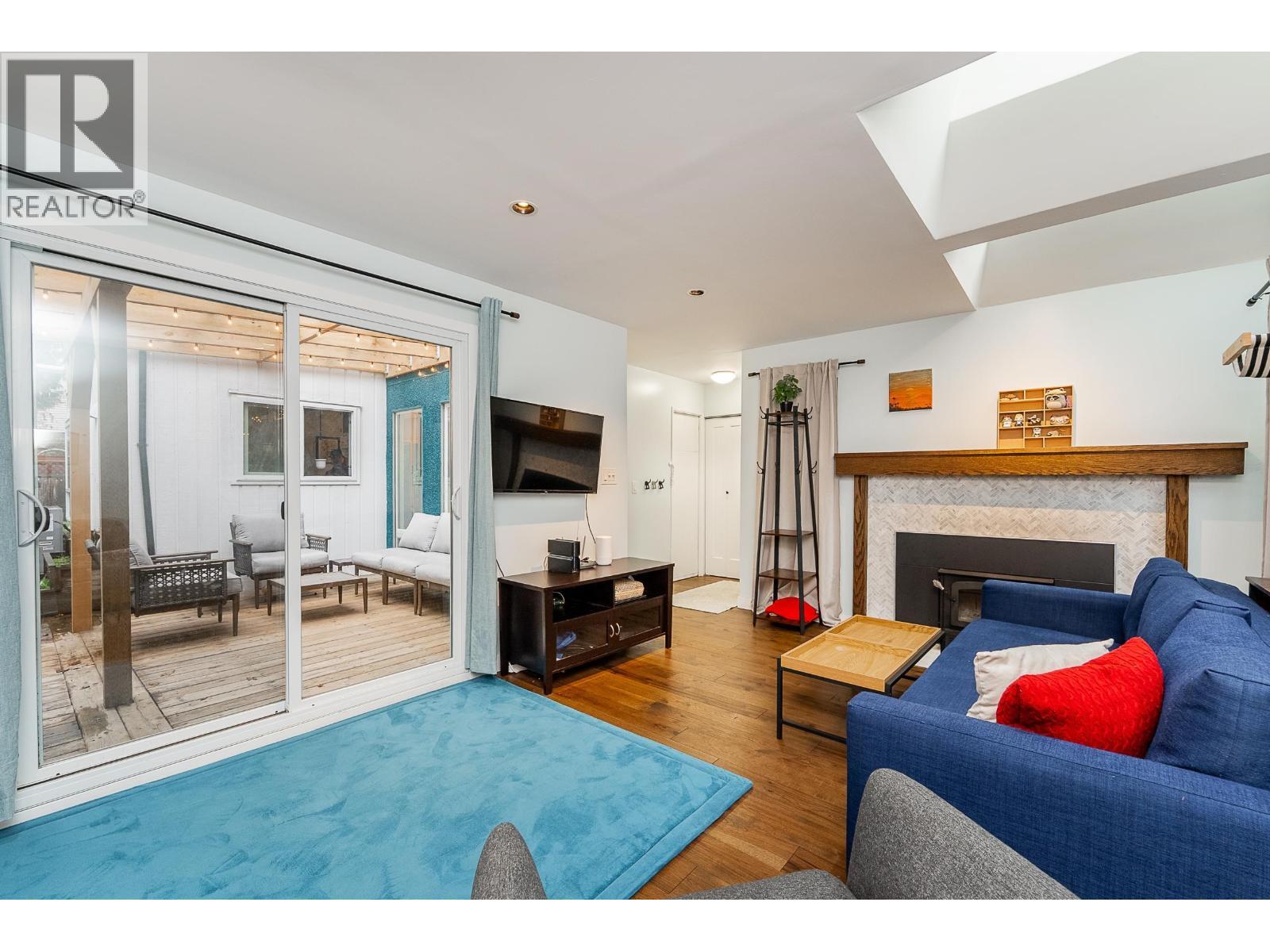 3005 Firbrook Place, Coquitlam, BC - Indoor Photo Showing Living Room With Fireplace