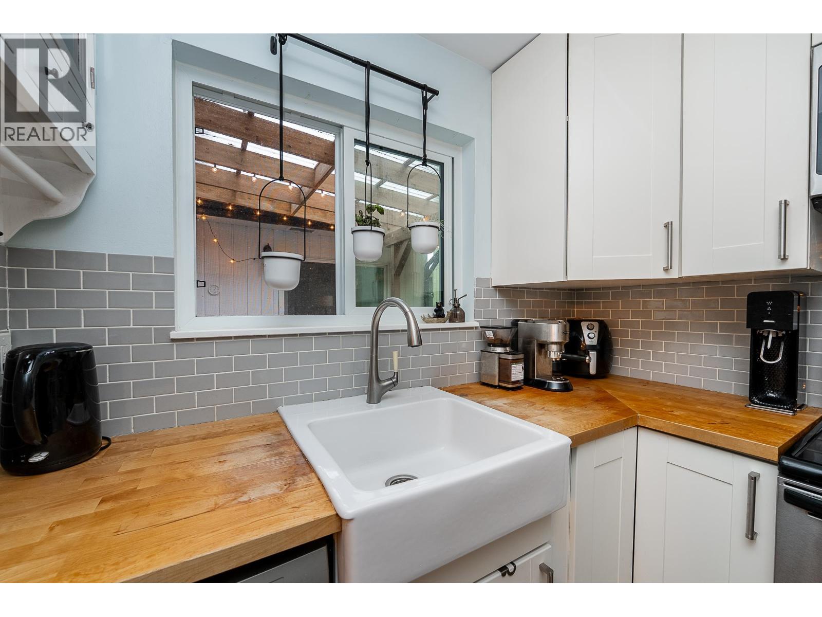 3005 Firbrook Place, Coquitlam, BC - Indoor Photo Showing Kitchen