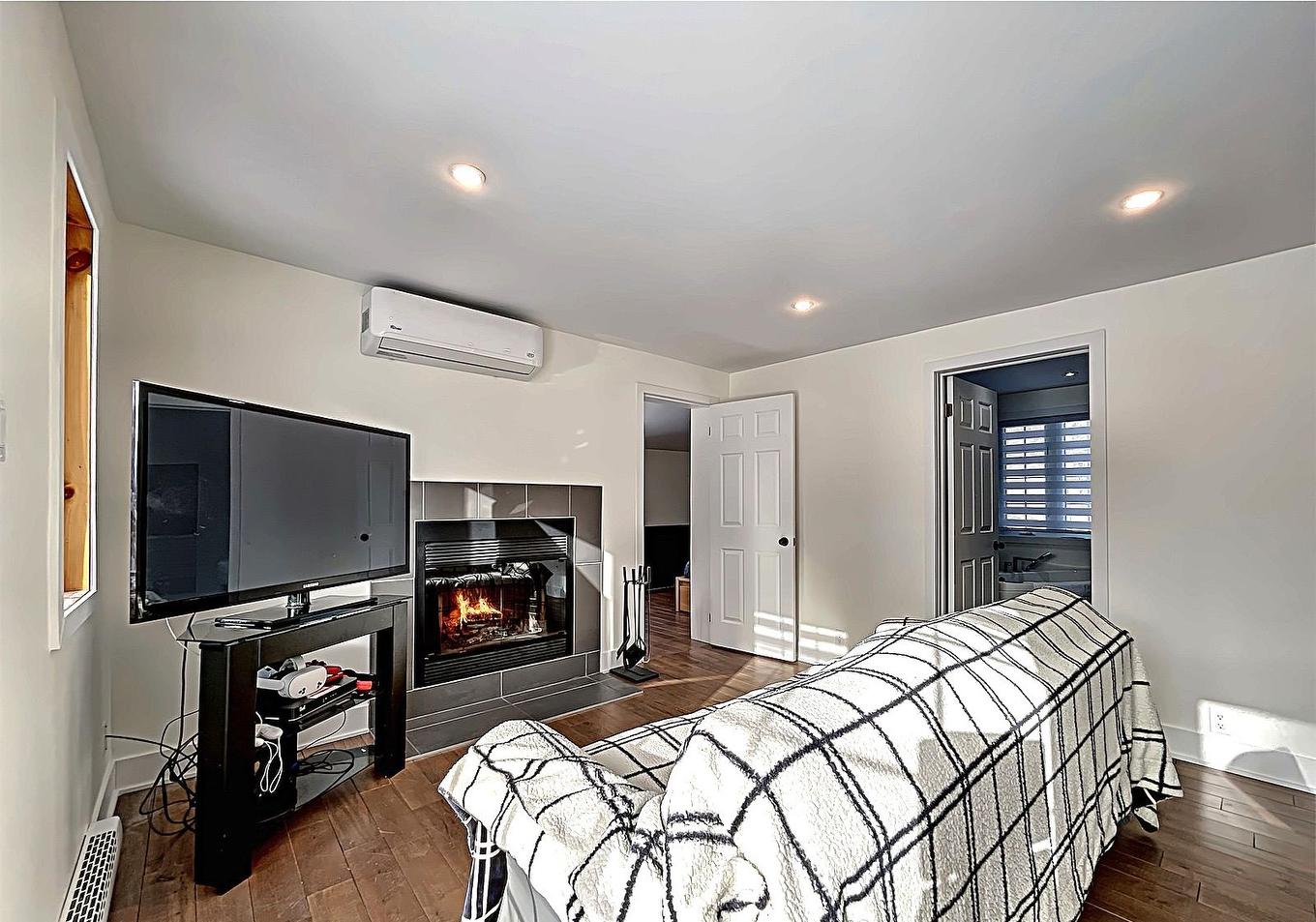 Living room - 1622 Côte St-Gabriel O., Saint-Sauveur, QC - Indoor Photo Showing Bedroom With Fireplace