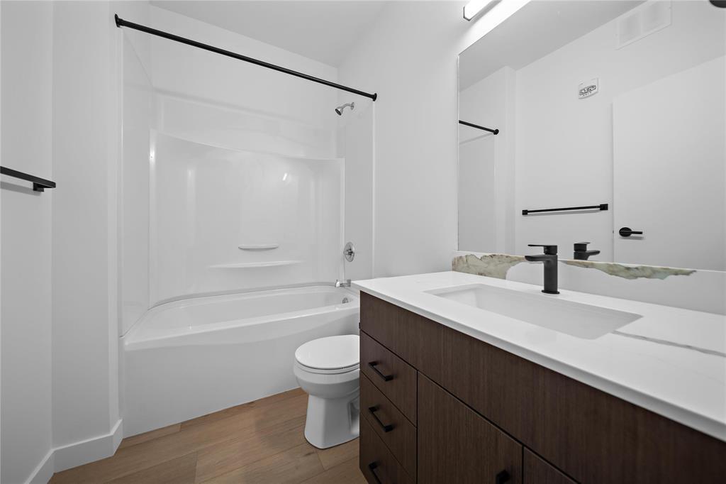 204 287 Hamilton Street, Neepawa, MB - Indoor Photo Showing Bathroom