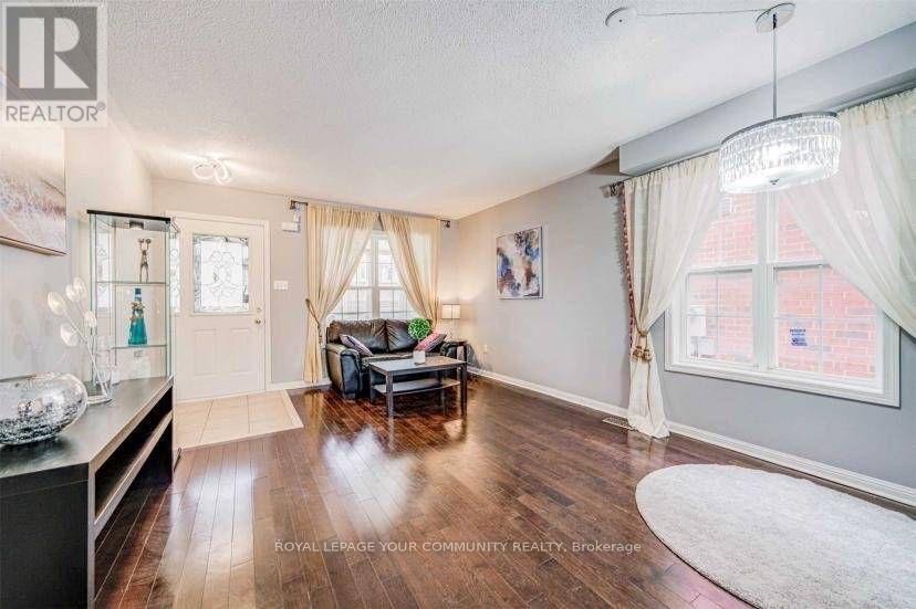 7 Bern Street, Markham, ON - Indoor Photo Showing Living Room