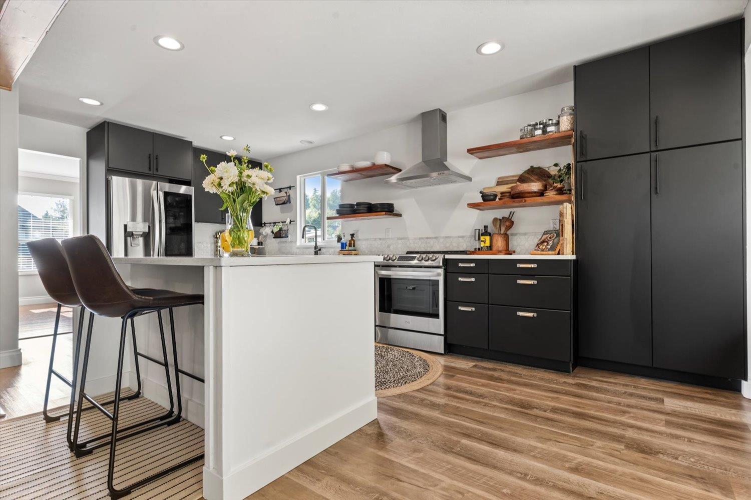 36125 Marshall Road, Abbotsford, BC - Indoor Photo Showing Kitchen With Upgraded Kitchen