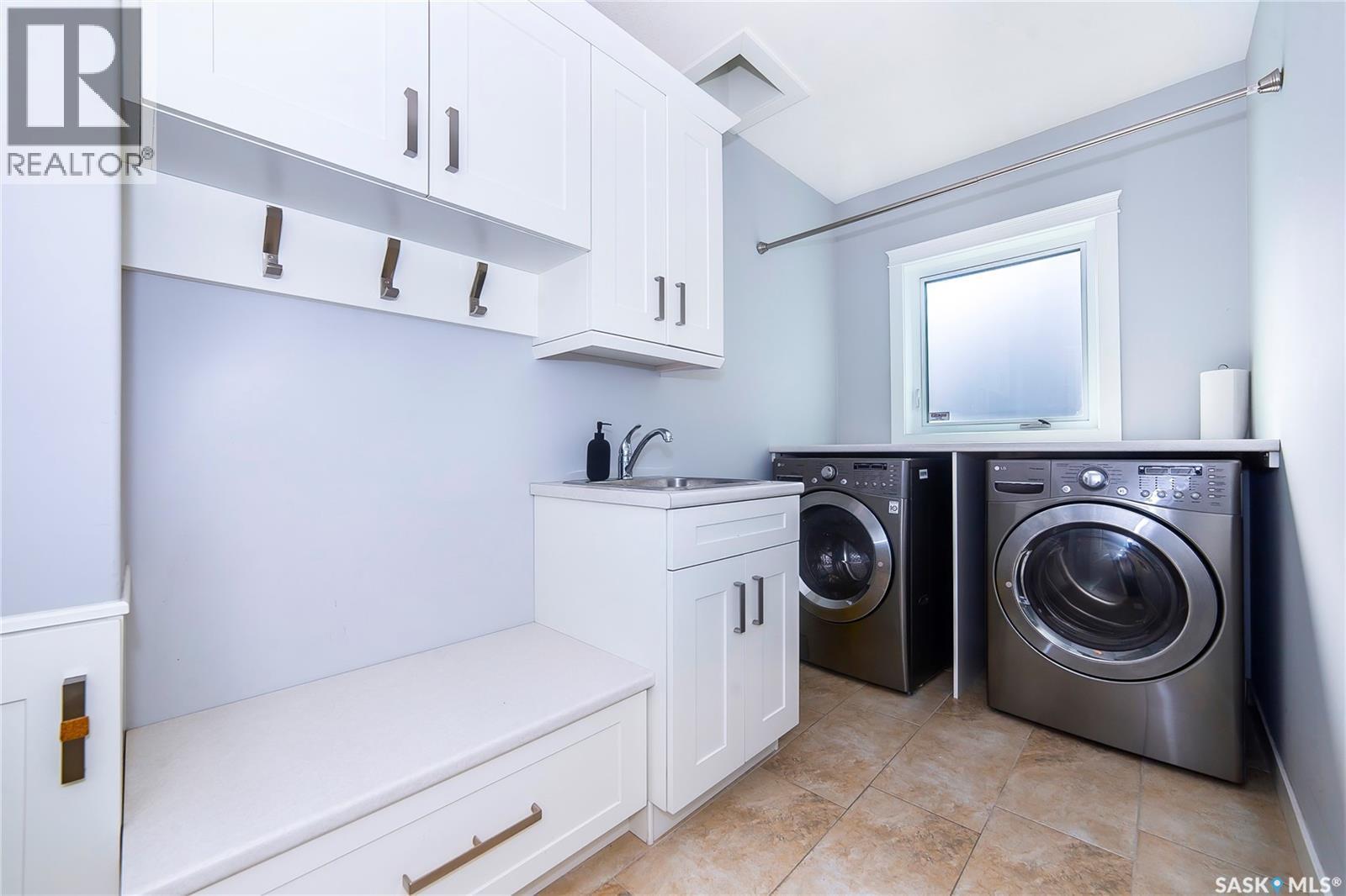 334 Gillies Crescent, Saskatoon, SK - Indoor Photo Showing Laundry Room