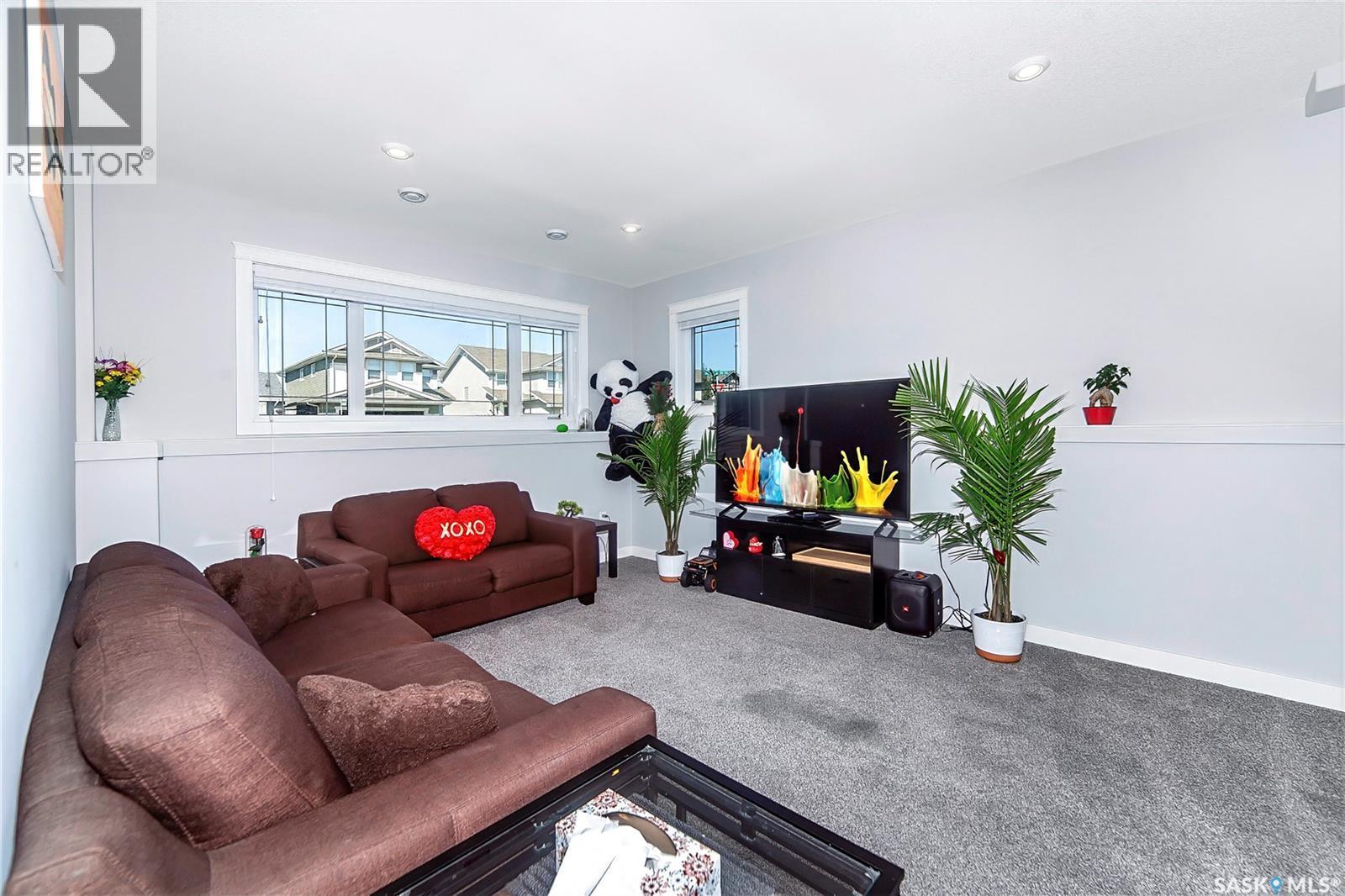 334 Gillies Crescent, Saskatoon, SK - Indoor Photo Showing Living Room