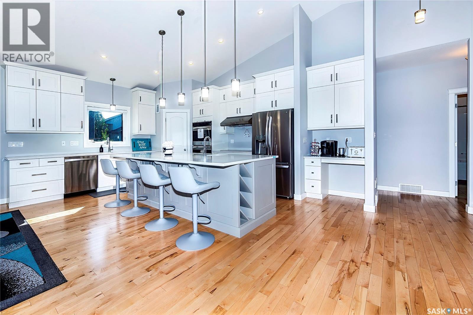334 Gillies Crescent, Saskatoon, SK - Indoor Photo Showing Kitchen With Upgraded Kitchen