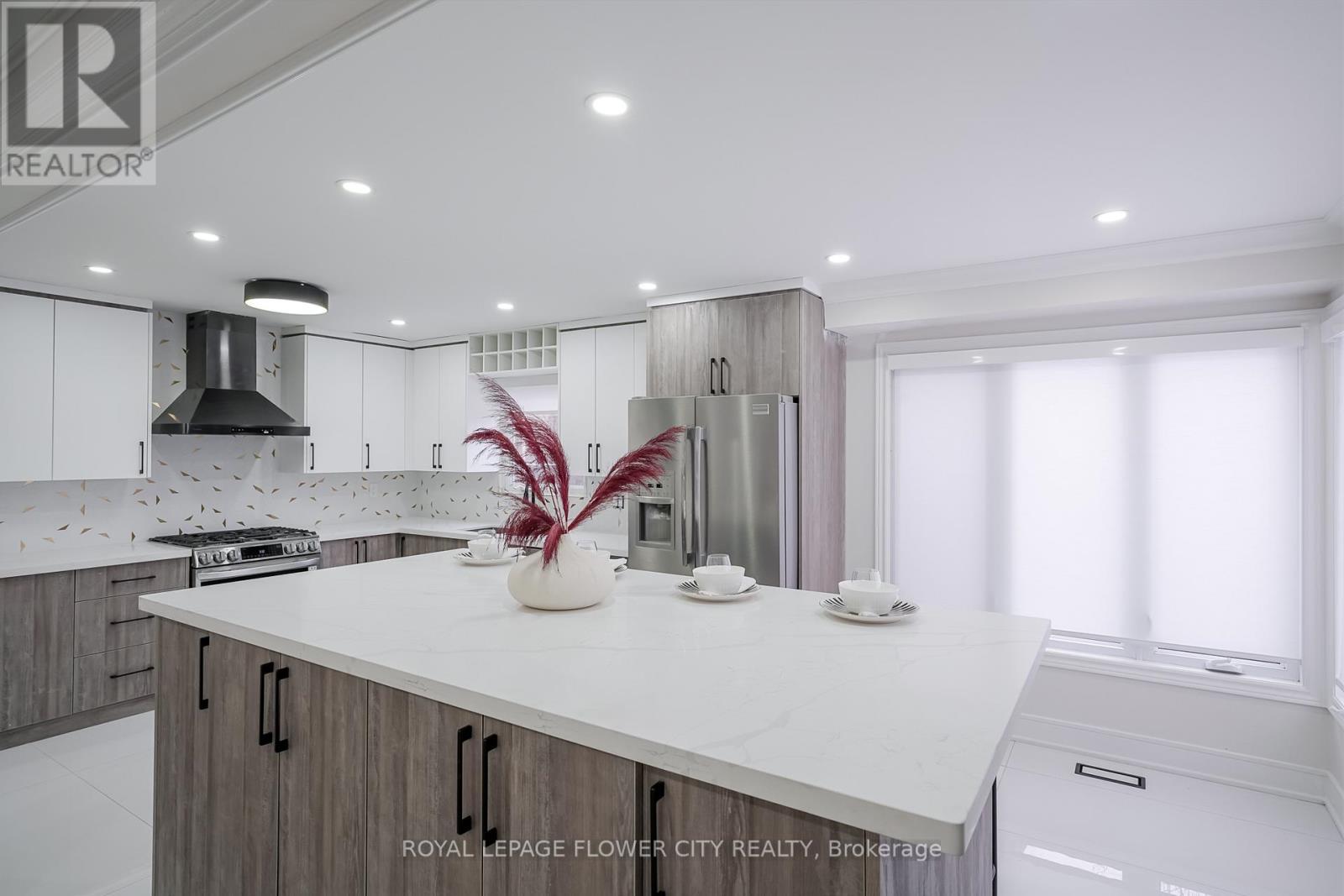 56 Nantucket Crescent, Brampton, ON - Indoor Photo Showing Kitchen With Upgraded Kitchen