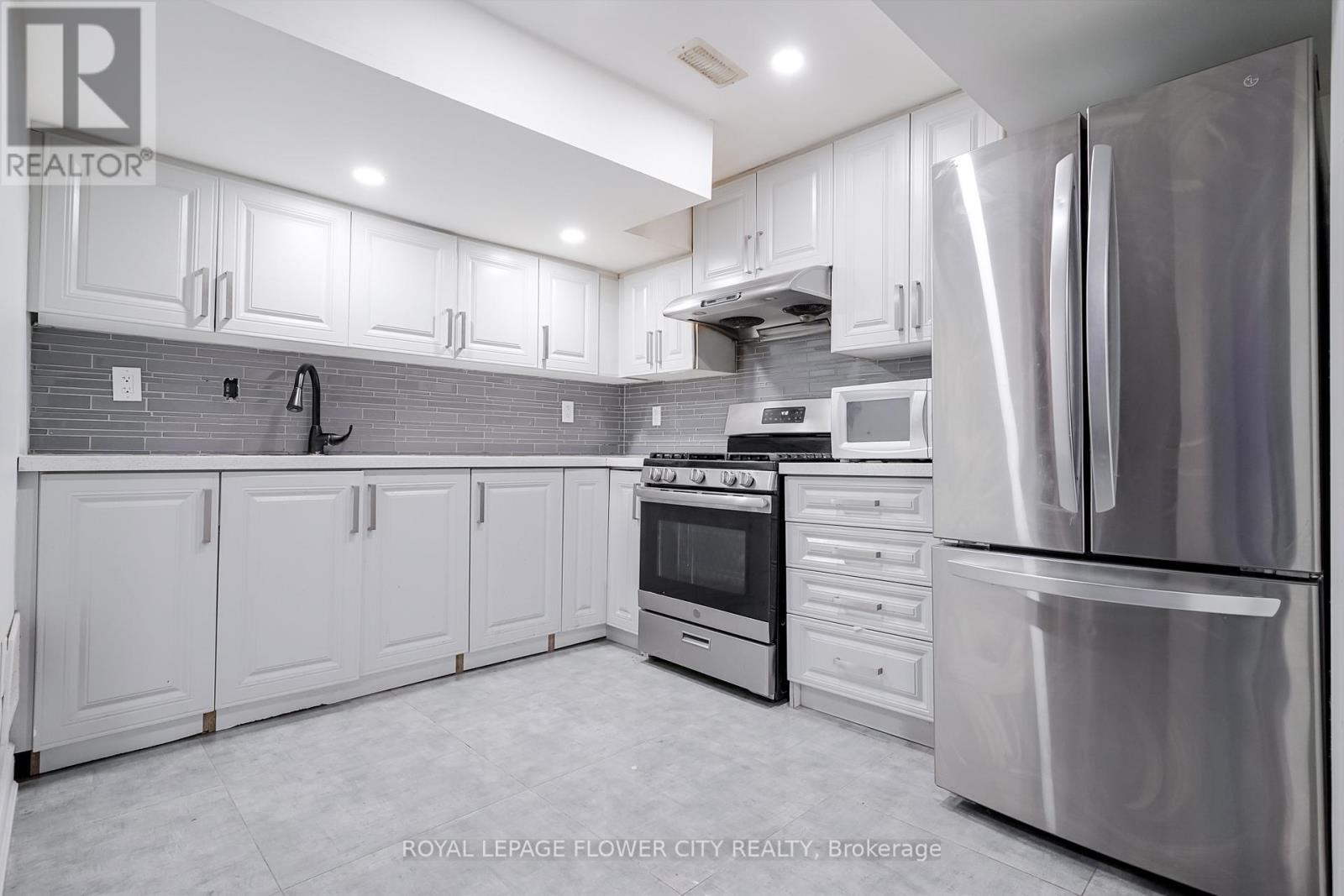 56 Nantucket Crescent, Brampton, ON - Indoor Photo Showing Kitchen With Upgraded Kitchen