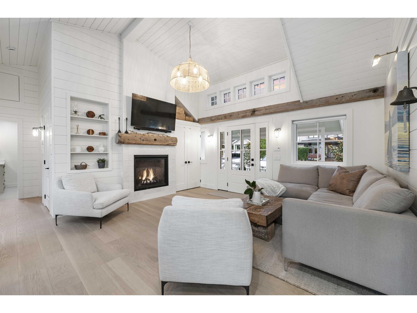 2831 Gordon Avenue, Surrey, BC - Indoor Photo Showing Living Room With Fireplace