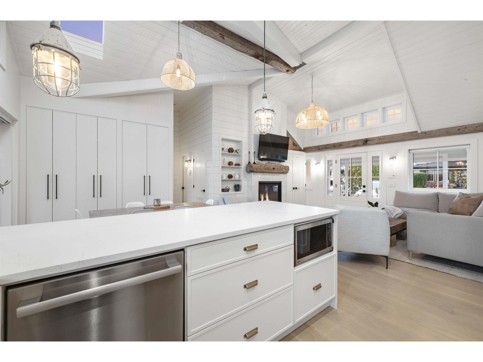 2831 Gordon Avenue, Surrey, BC - Indoor Photo Showing Kitchen