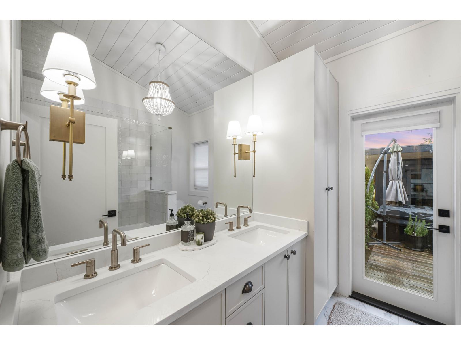 2831 Gordon Avenue, Surrey, BC - Indoor Photo Showing Bathroom