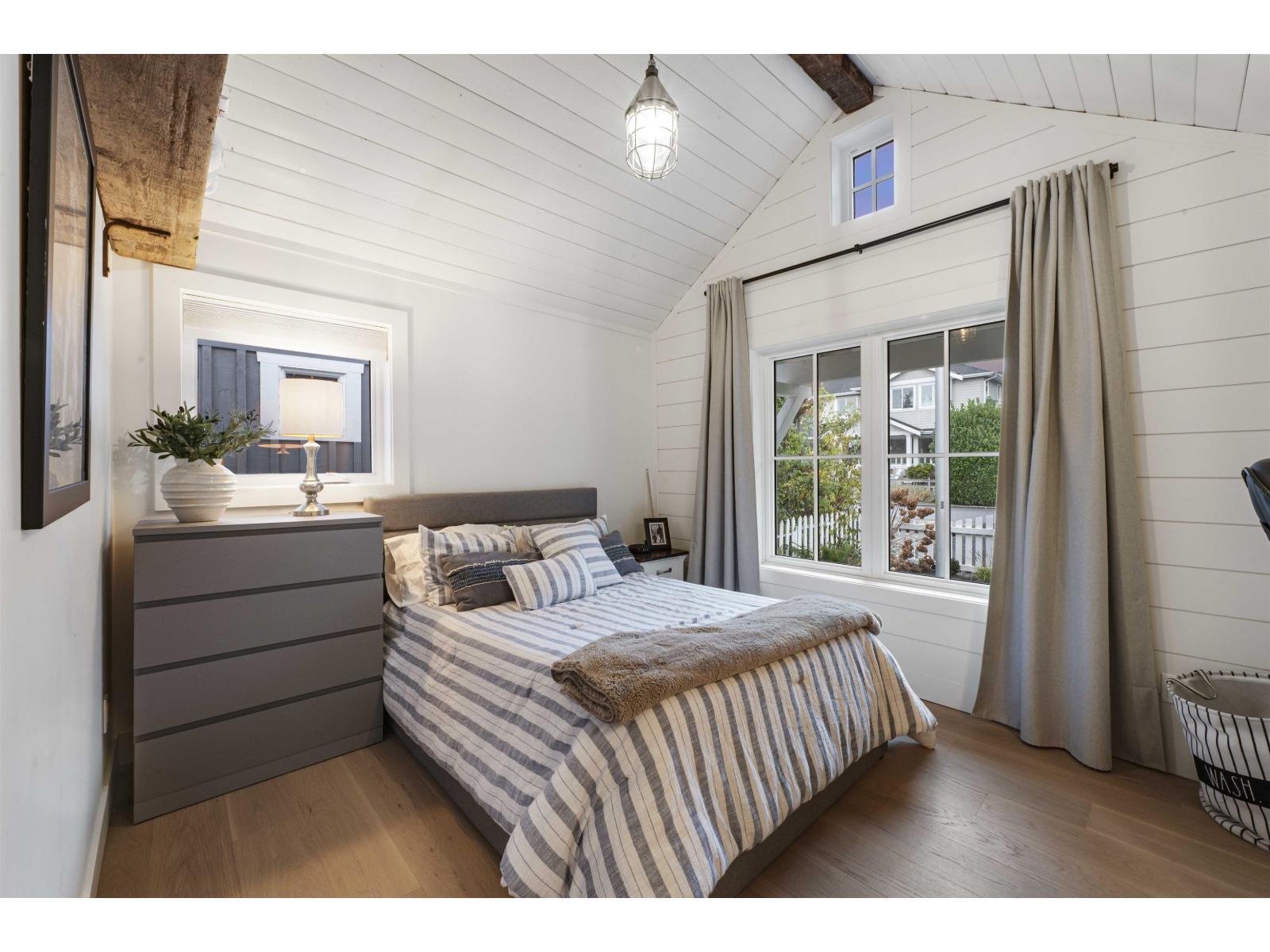 2831 Gordon Avenue, Surrey, BC - Indoor Photo Showing Bedroom
