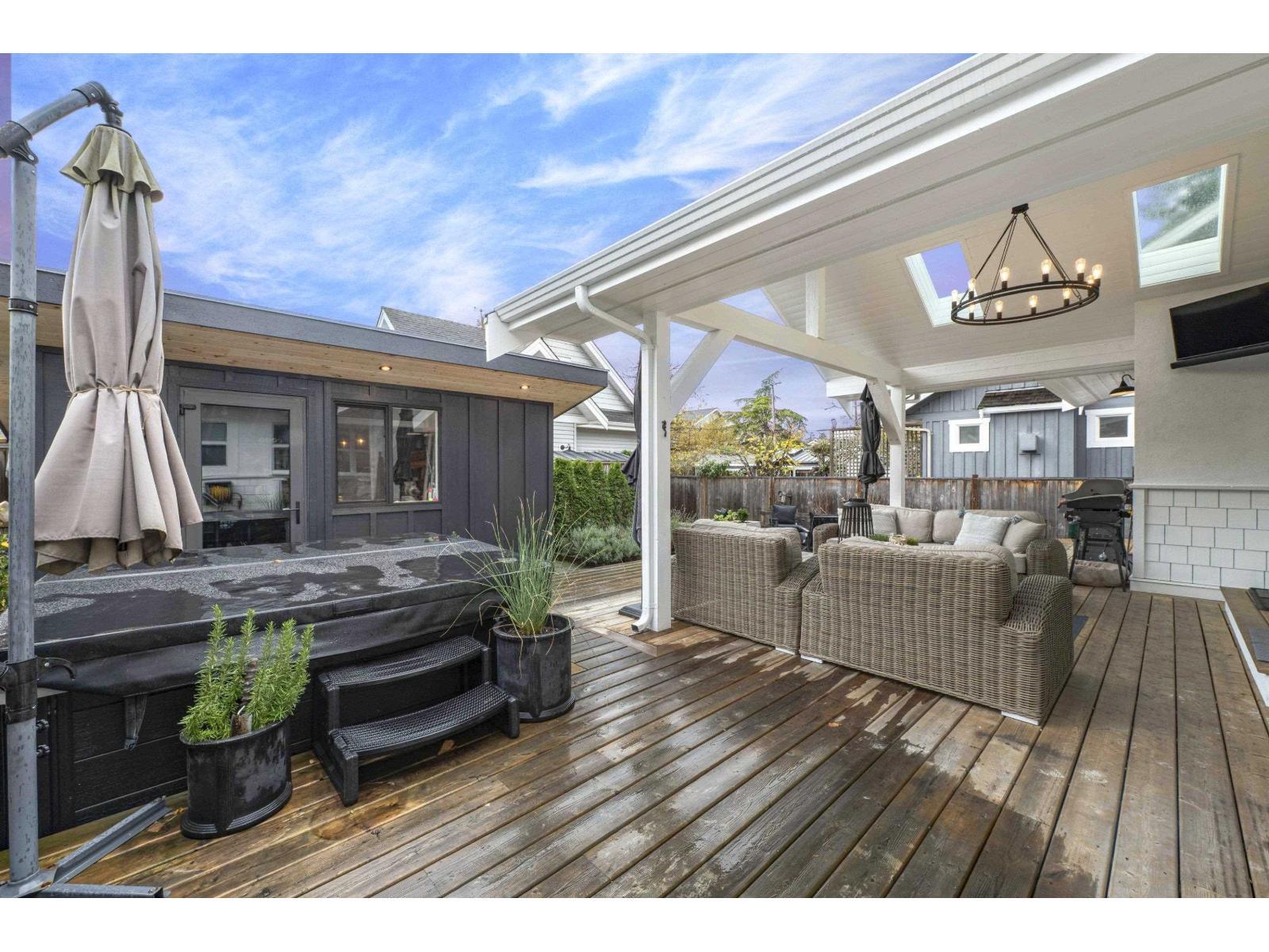 2831 Gordon Avenue, Surrey, BC - Outdoor With Deck Patio Veranda With Exterior