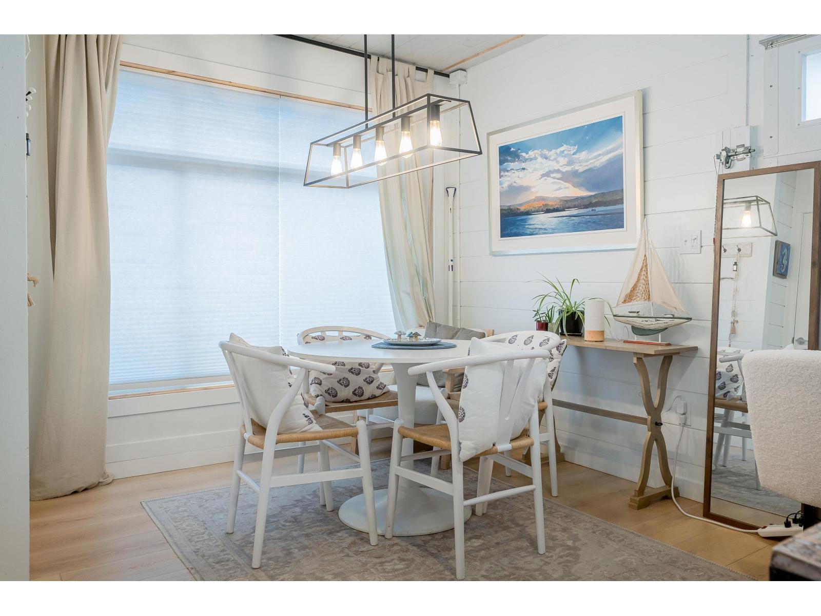 2831 Gordon Avenue, Surrey, BC - Indoor Photo Showing Dining Room