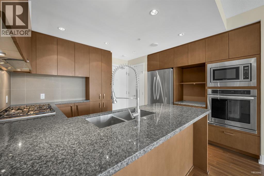 1508 3008 Glen Drive, Coquitlam, BC - Indoor Photo Showing Kitchen With Stainless Steel Kitchen With Double Sink With Upgraded Kitchen