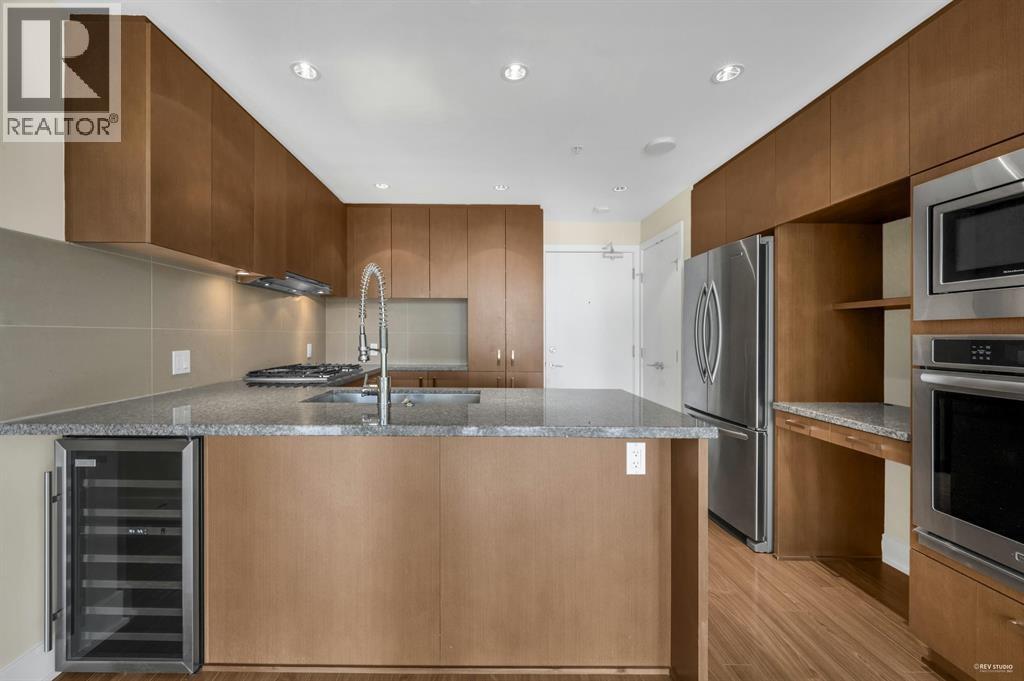 1508 3008 Glen Drive, Coquitlam, BC - Indoor Photo Showing Kitchen With Stainless Steel Kitchen With Upgraded Kitchen