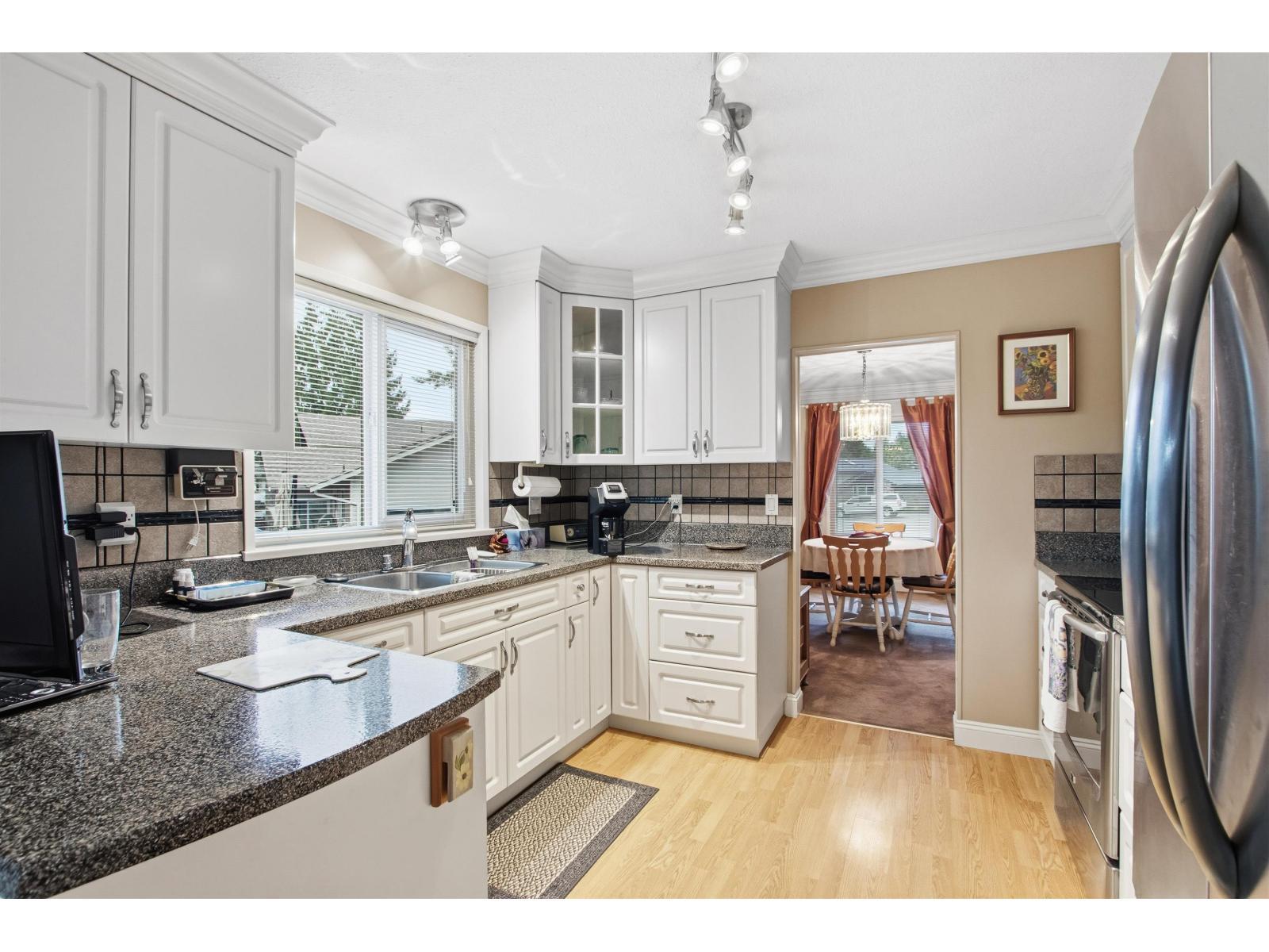 5917 Kildare Place, Surrey, BC - Indoor Photo Showing Kitchen