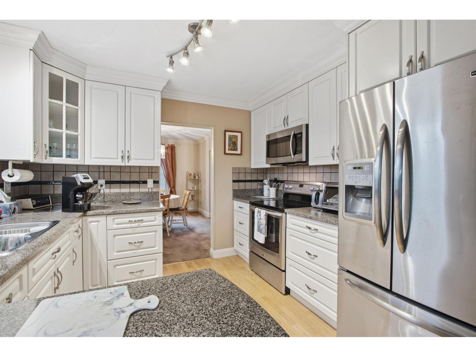 5917 Kildare Place, Surrey, BC - Indoor Photo Showing Kitchen