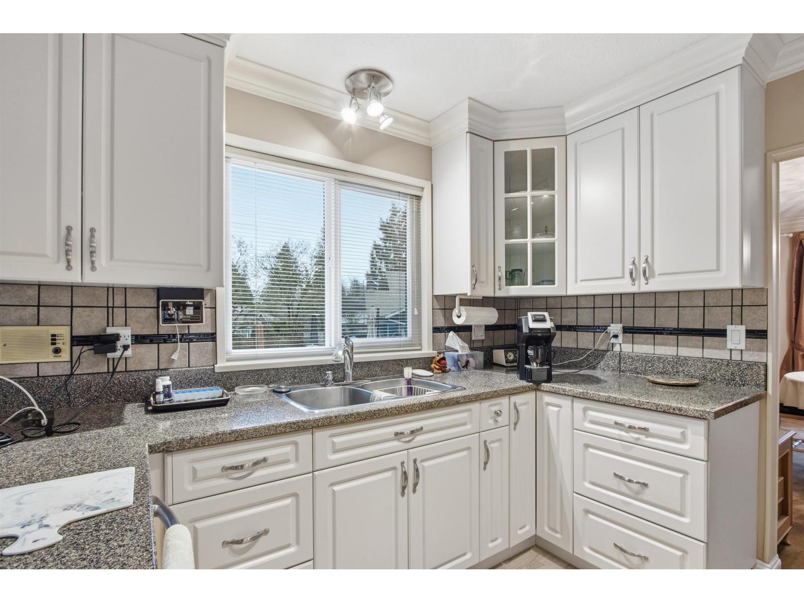 5917 Kildare Place, Surrey, BC - Indoor Photo Showing Kitchen With Double Sink