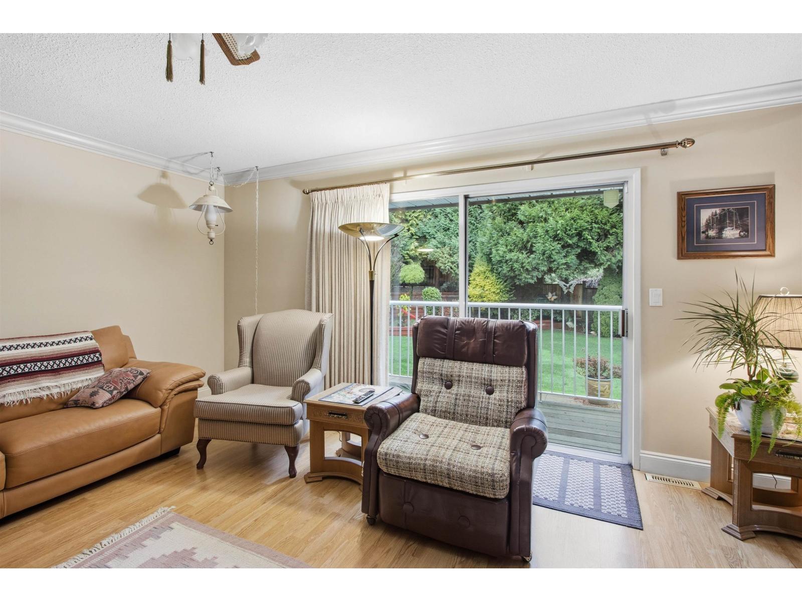 5917 Kildare Place, Surrey, BC - Indoor Photo Showing Living Room