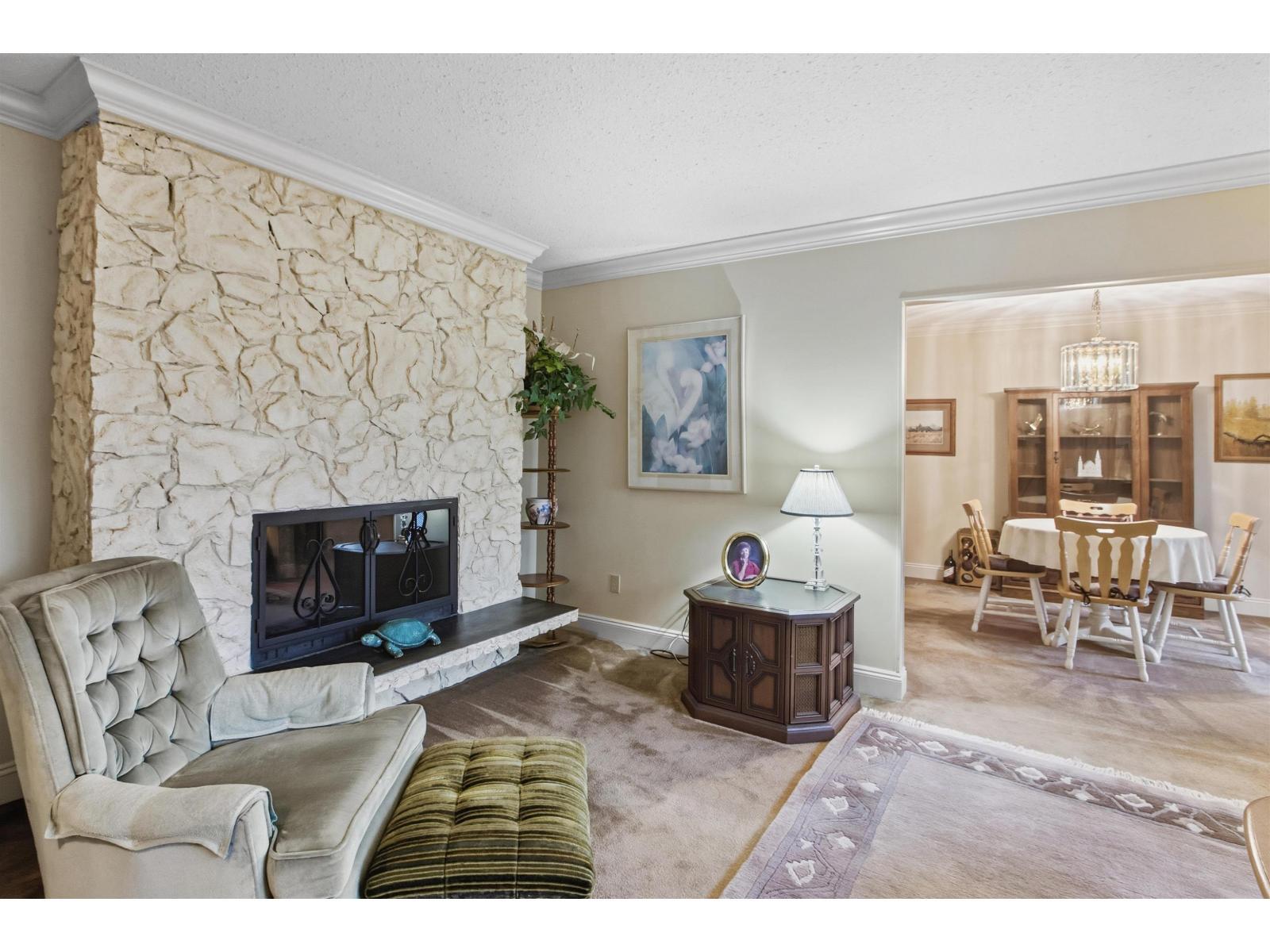 5917 Kildare Place, Surrey, BC - Indoor Photo Showing Living Room