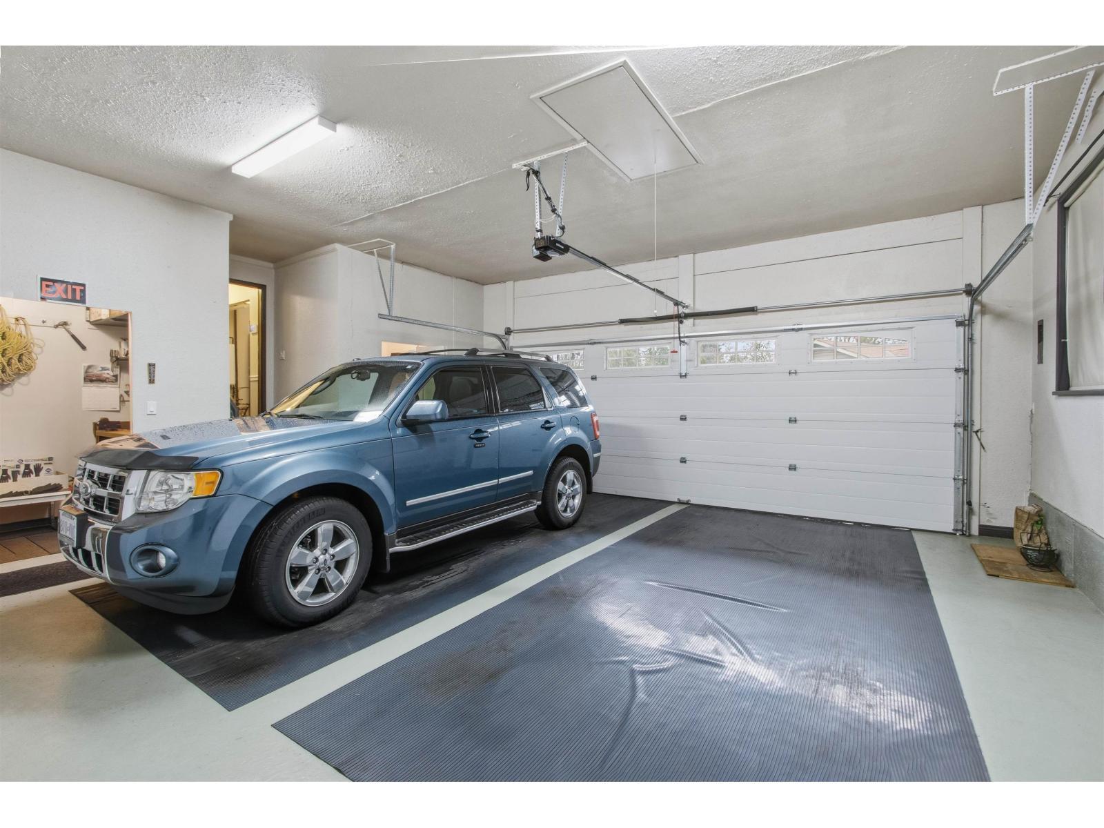 5917 Kildare Place, Surrey, BC - Indoor Photo Showing Garage