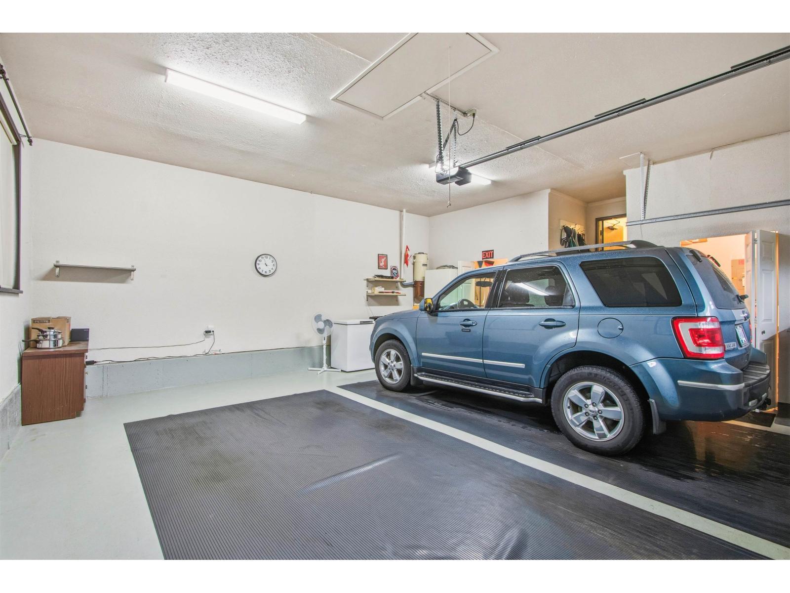 5917 Kildare Place, Surrey, BC - Indoor Photo Showing Garage