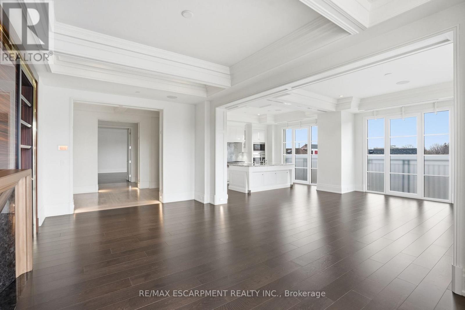 312 - 300 Randall Street, Oakville, ON - Indoor Photo Showing Living Room